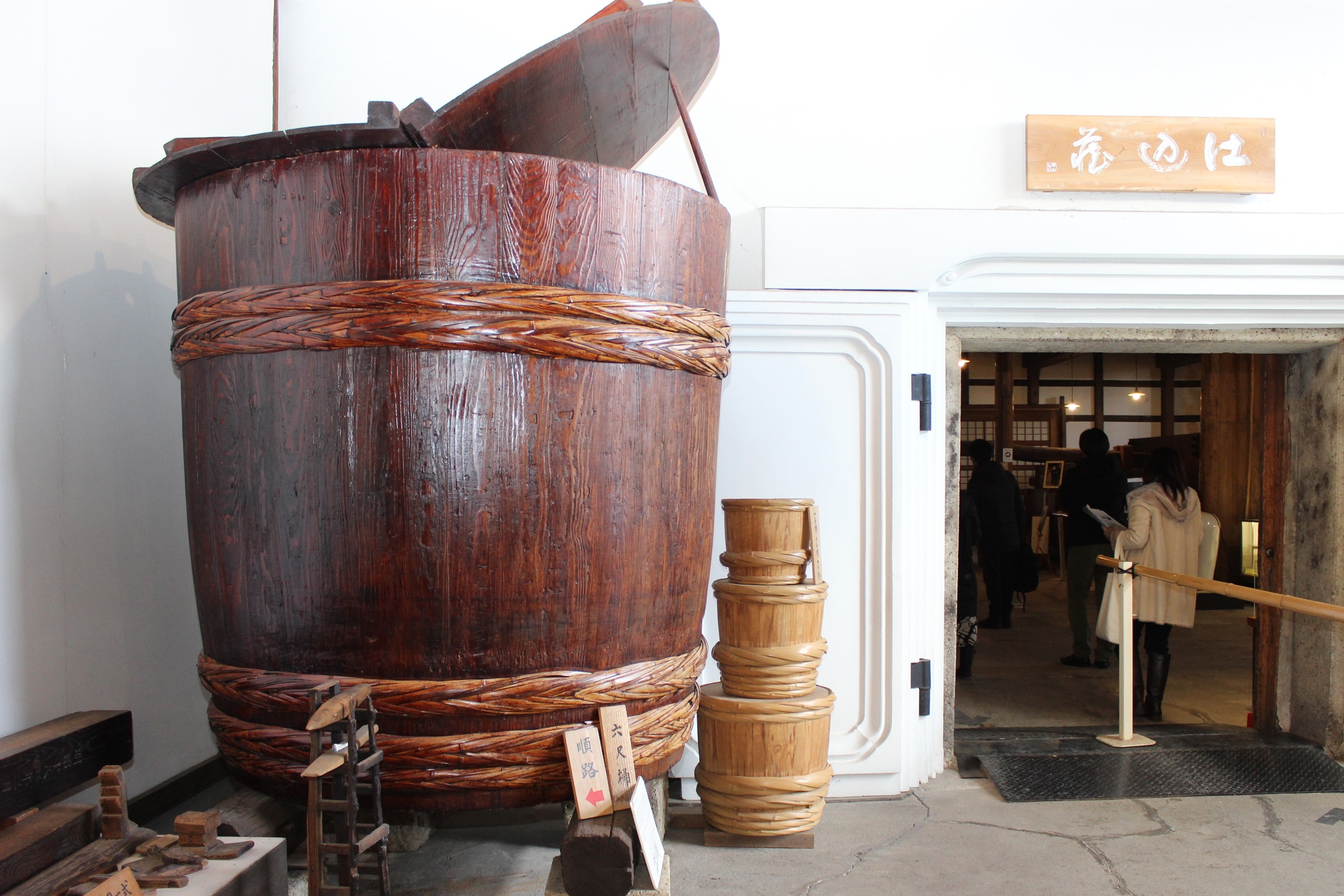 仕込み蔵入口の大桶