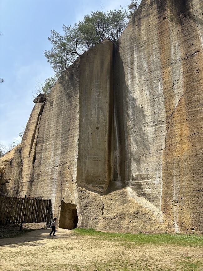 高畠町にある石の採掘跡　瓜割石庭公園