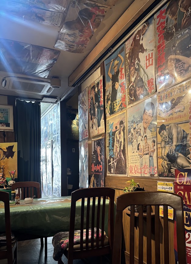 壁には映画のポスターがいっぱい